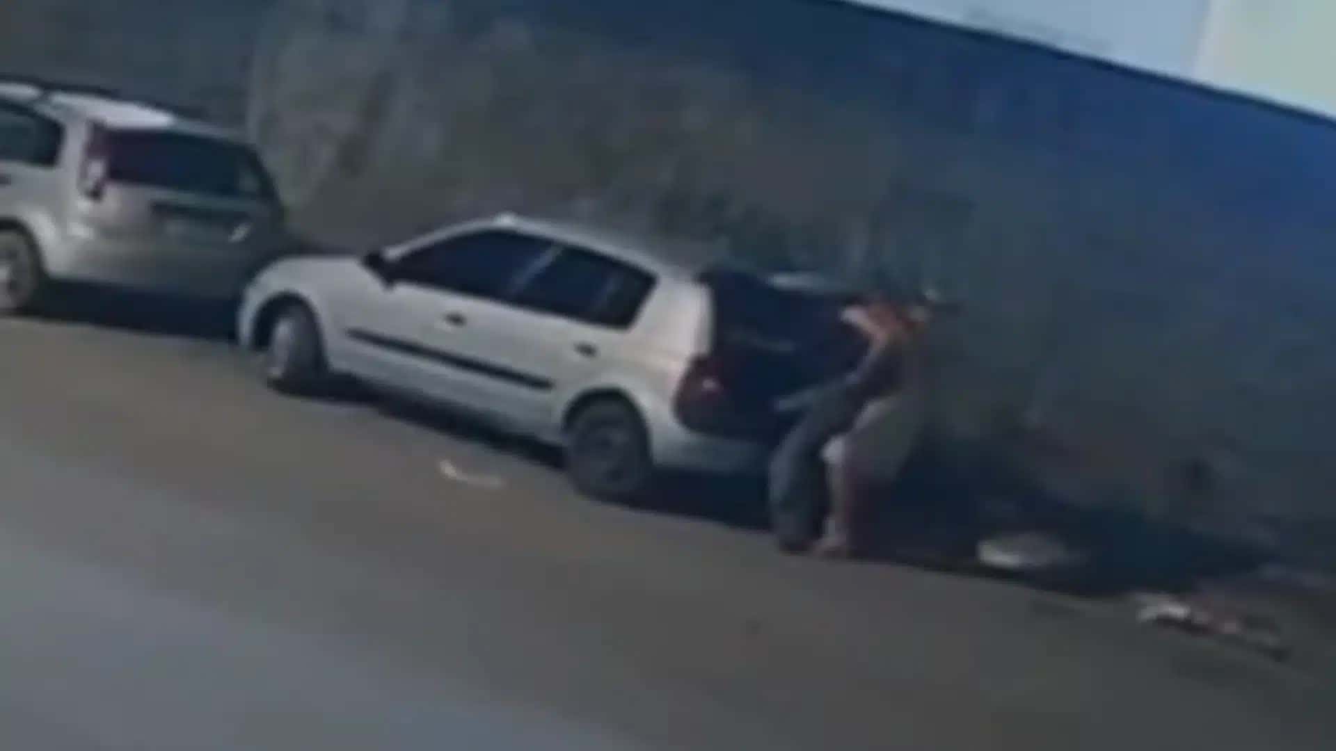 Momento em que homem abandona o carro