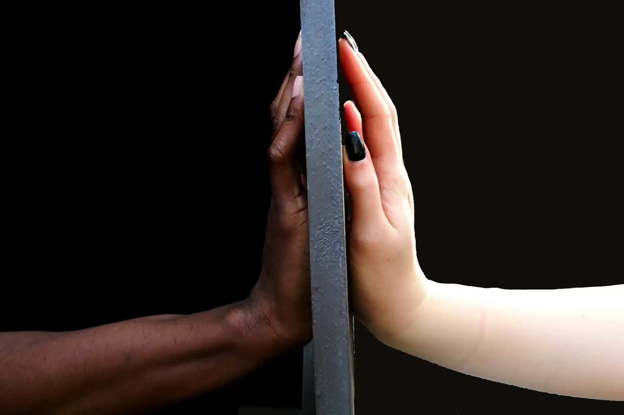 Diferença nos níveis de alfabetização entre pessoas brancas e negras reforçam a desigualdade educacional no Brasil