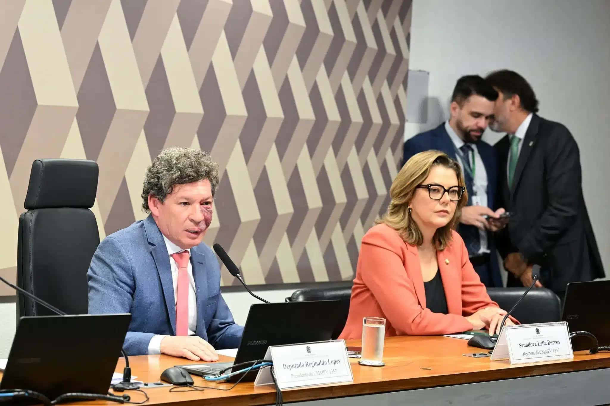 O deputado Reginaldo Lopes (PT-MG), presidente da comissão que analisa a medida provisória o fim da “taxa das blusinhas”, e a relatora da proposta, senadora Leila Barros (PDT-DF)