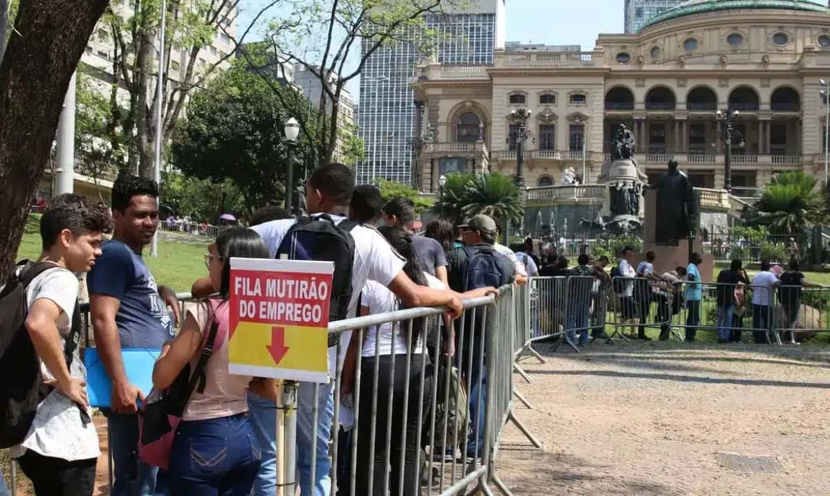 Pessoas aguardam em fila durante mutirão do emprego realizado em São Paulo