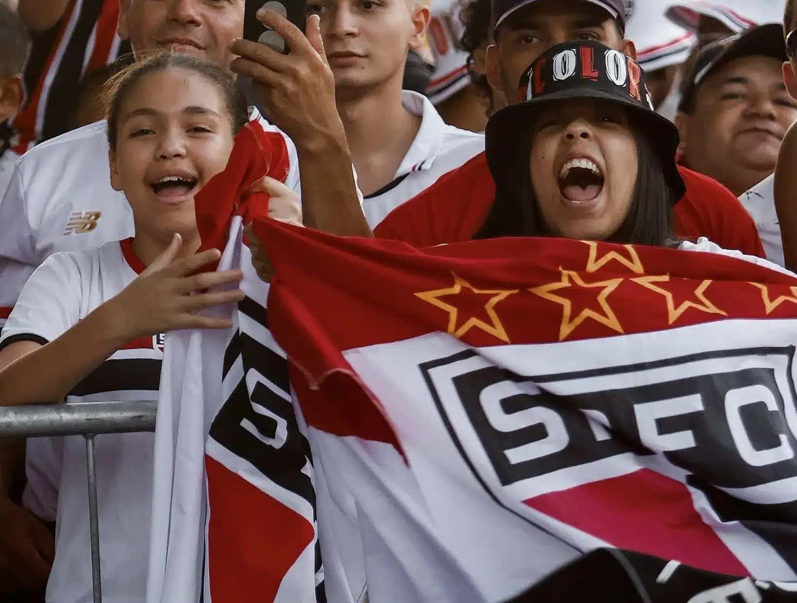Torcida são-paulina aguarda o ônibus da delegação