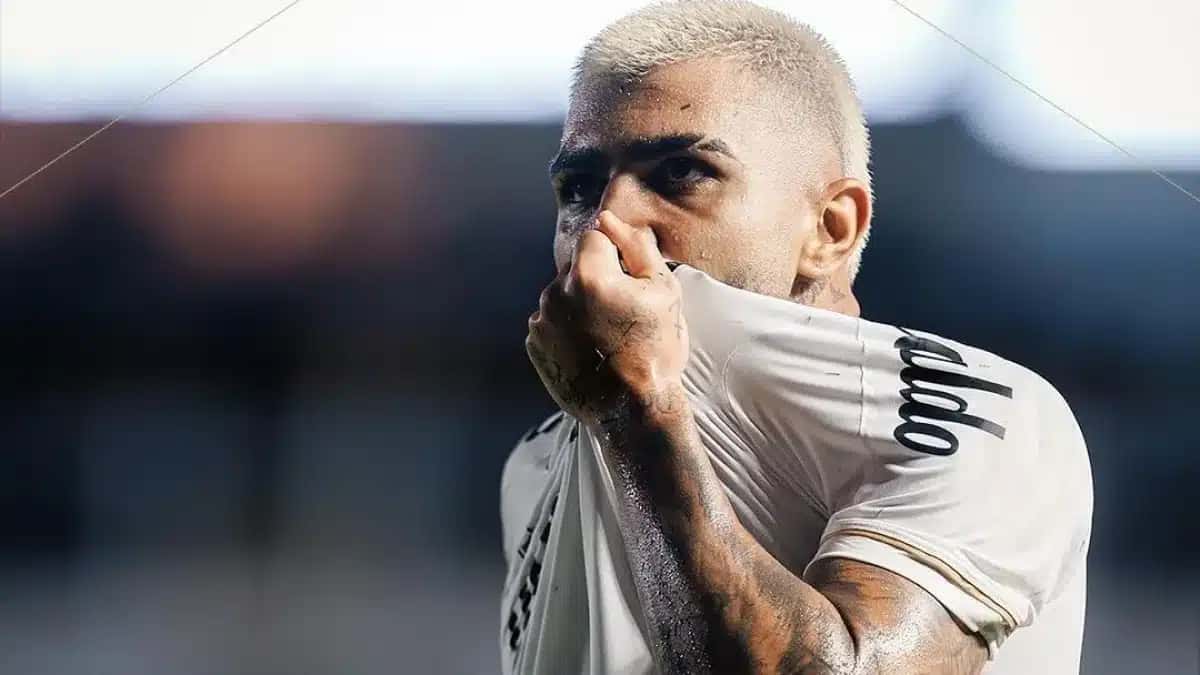 Gabigol durante partida do Santos contra o Macará