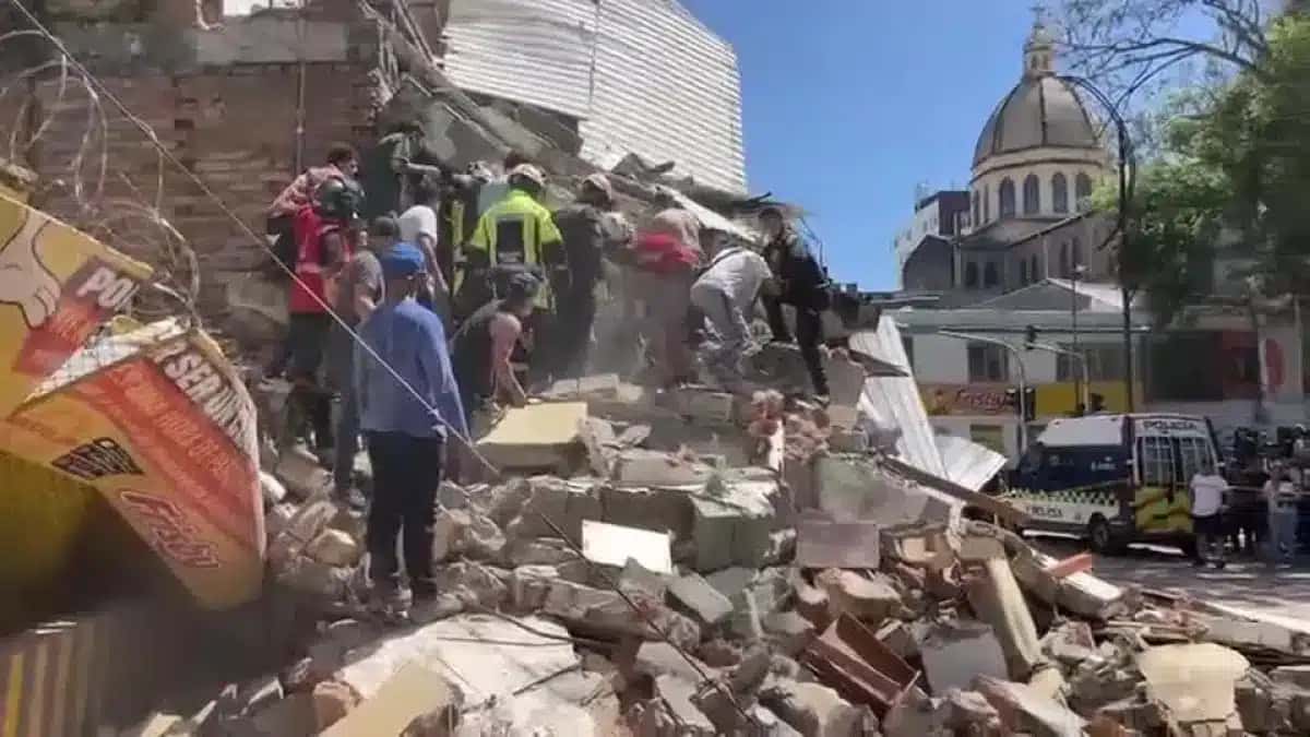 Equipes de emergência buscam destroços em Pereira após terremoto na Colômbia.