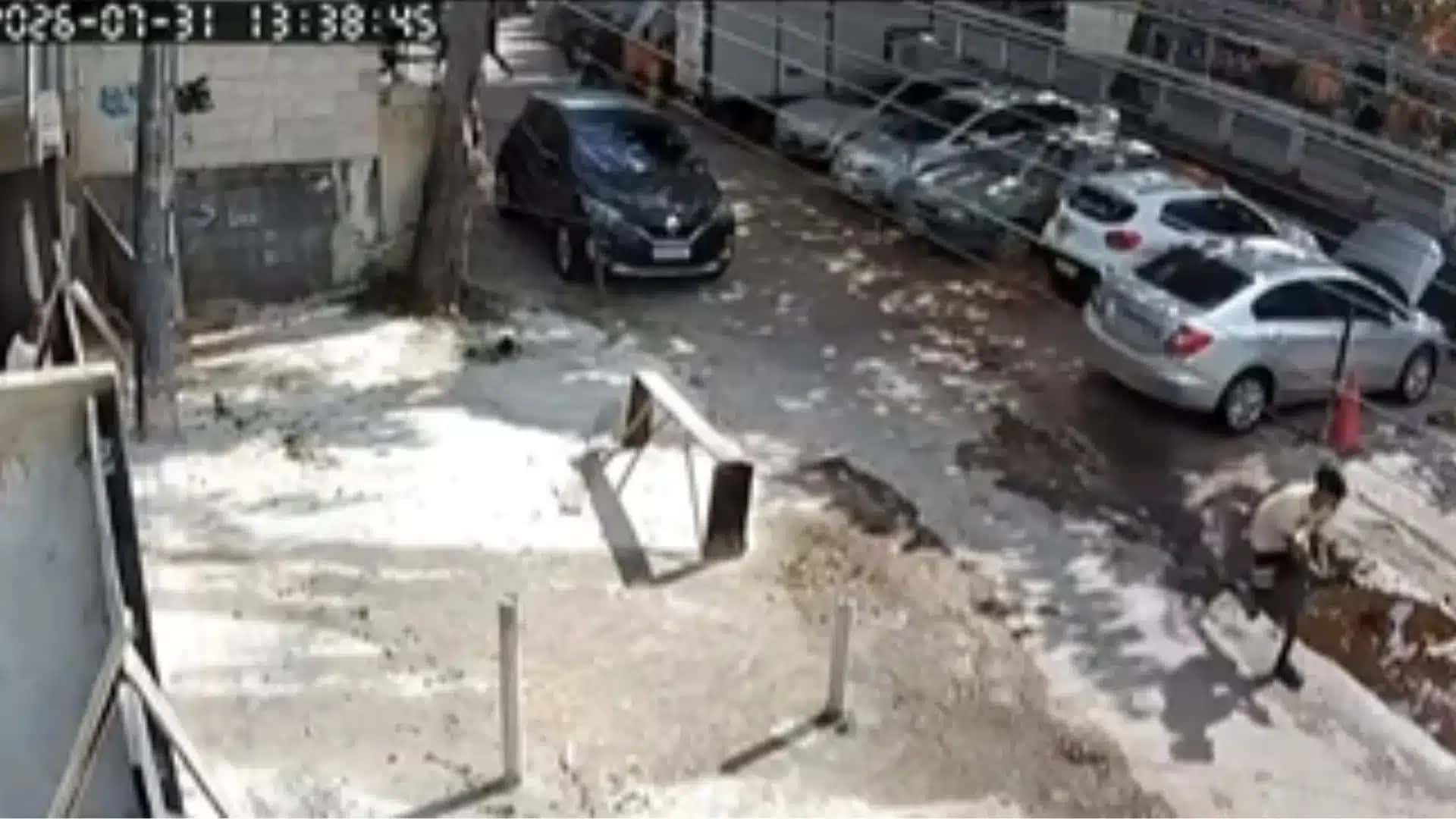 Câmeras de segurança registraram um homem atirando na Rua Zélio Valverde, no Recreio dos Bandeirantes, na tarde de sexta-feira (31). Horas depois, um ataque a tiros na mesma região deixou três mortos e um ferido. A Polícia Civil investiga se os casos têm relação.