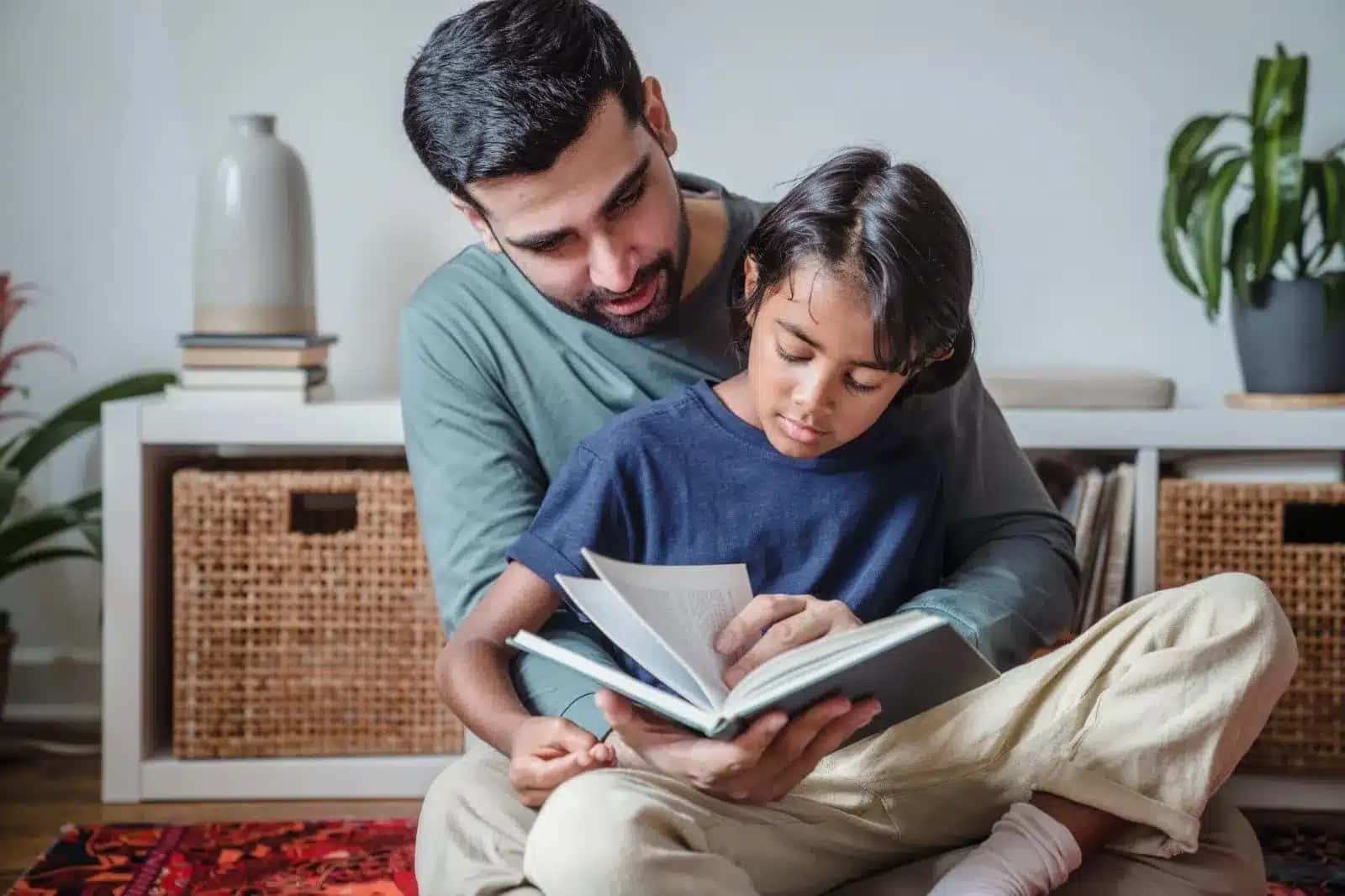 Separar alguns minutos do dia para ler com os filhos pode fortalecer a relação familiar e incentivar o gosto pelos livros