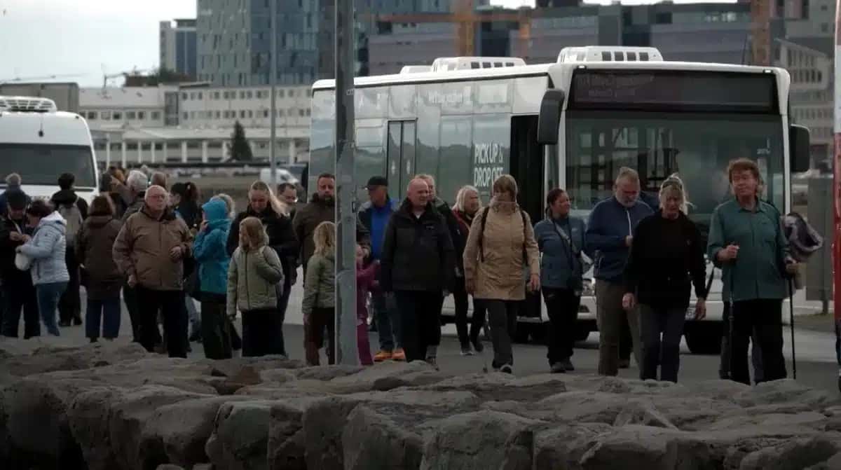 Pessoas se reúnem para observar o eclipse solar em Reykjavik, na Islândia