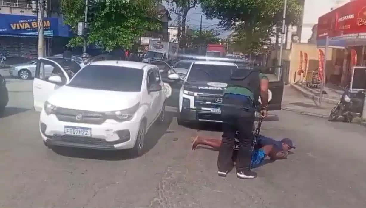 Dois homens foram presos em flagrante após serem encontrados com um carro furtado e duas munições na Taquara, na Zona Oeste do Rio.
