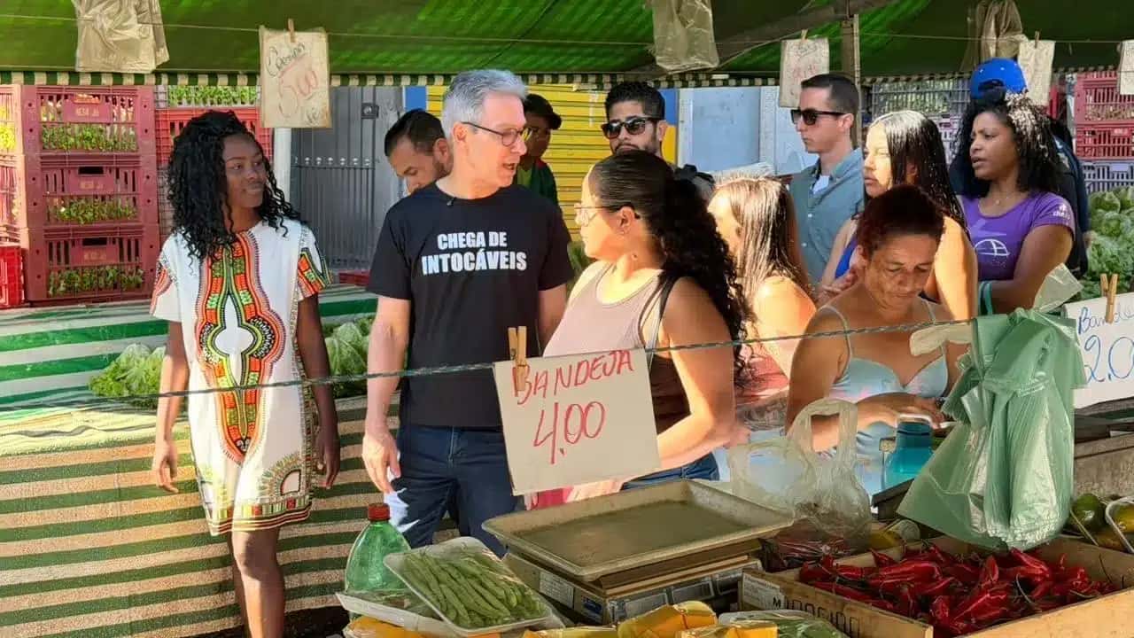 Romeu Zema (Novo) visitou uma feira em Guaianases, na zona leste de São Paulo, nesta quarta-feira (19)