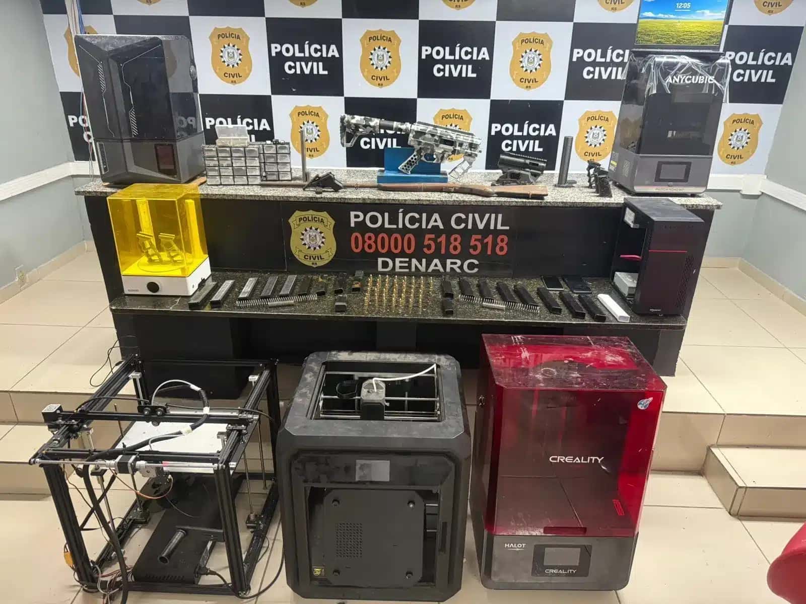 A Polícia Civil do Rio Grande do Sul realizou, nesta quarta-feira (19), a Operação 3D, que investiga a atuação de uma estrutura criminosa voltada à fabricação e comercialização ilegal de armas de fogo produzidas com emprego de impressoras 3D, além do tráfico de entorpecentes.