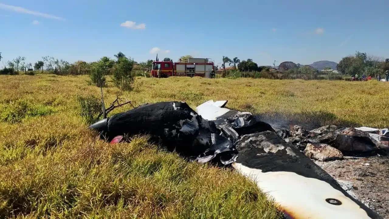 Avião caiu em Mateus Leme, na Grande Belo Horizonte