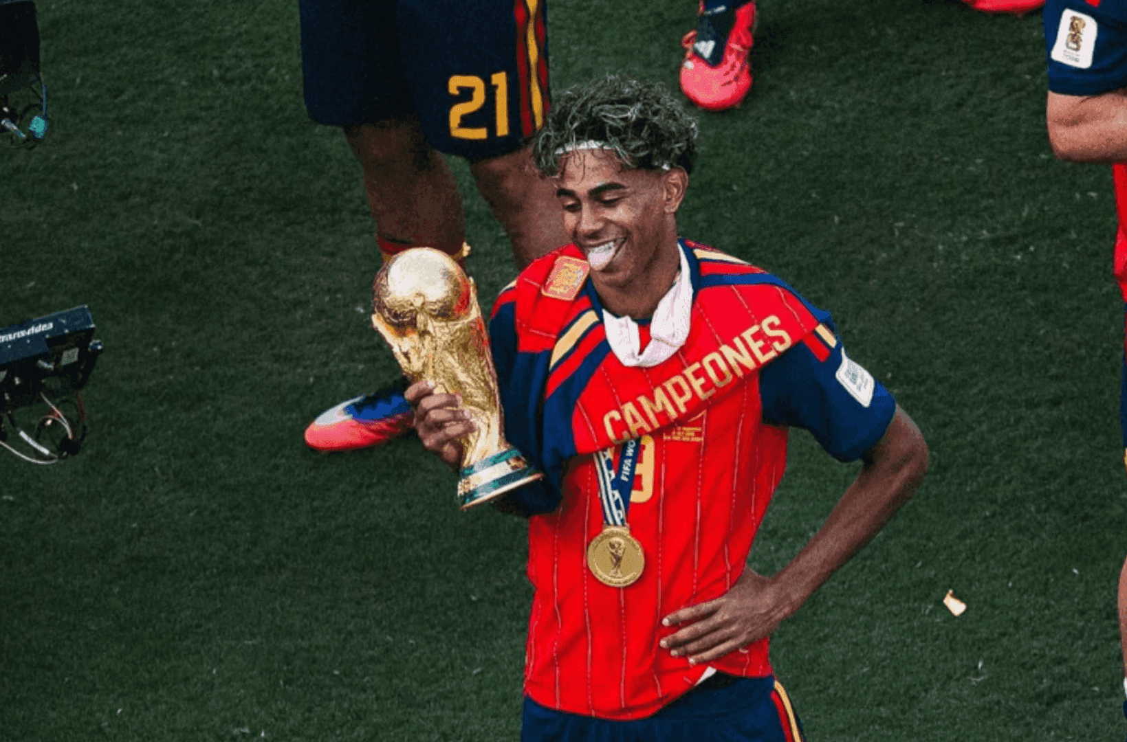 O estudo mostra que 25 dos 26 jogadores convocados pela Espanha para a Copa do Mundo passaram por sistemas de formação antes de chegar ao nível de elite: Na imagem, o jogador espanhol Lamine Yamal | Reprodução/Instagram @lamineyamal