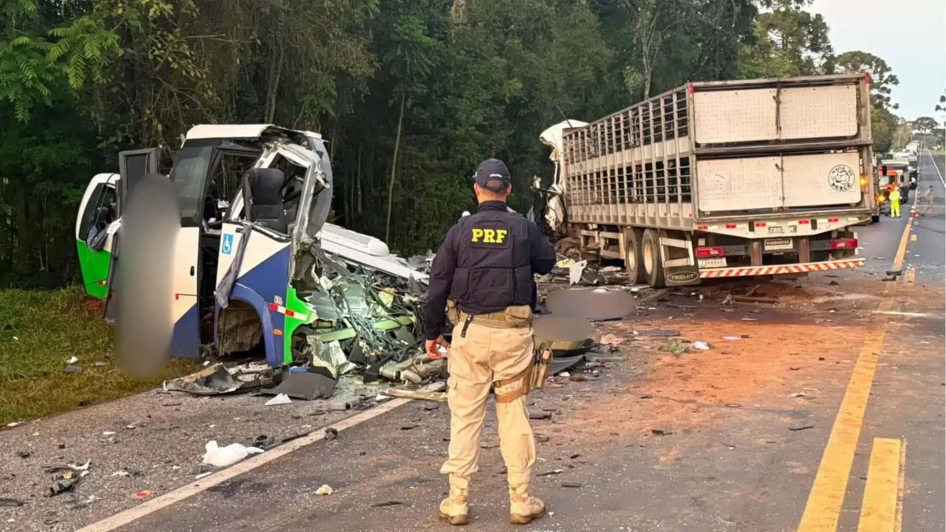 Micro-ônibus com pacientes da Secretaria de Saúde de Imbituva colidiu com carreta em Ipiranga, ferindo 5 pessoas | Reprodução/PRF- 19.ago.2026