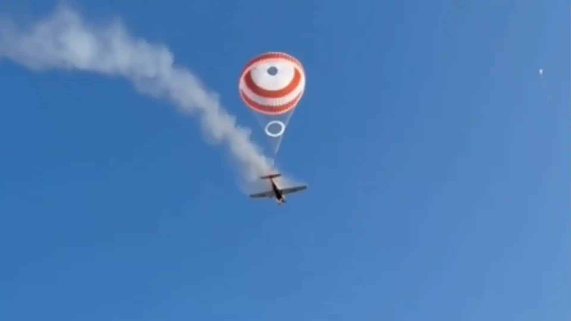 Aeronave caiu em uma área de mata em Mateus Leme; piloto acionou o paraquedas e foi socorrido | Reprodução/Redes Sociais – 25.ago.2026