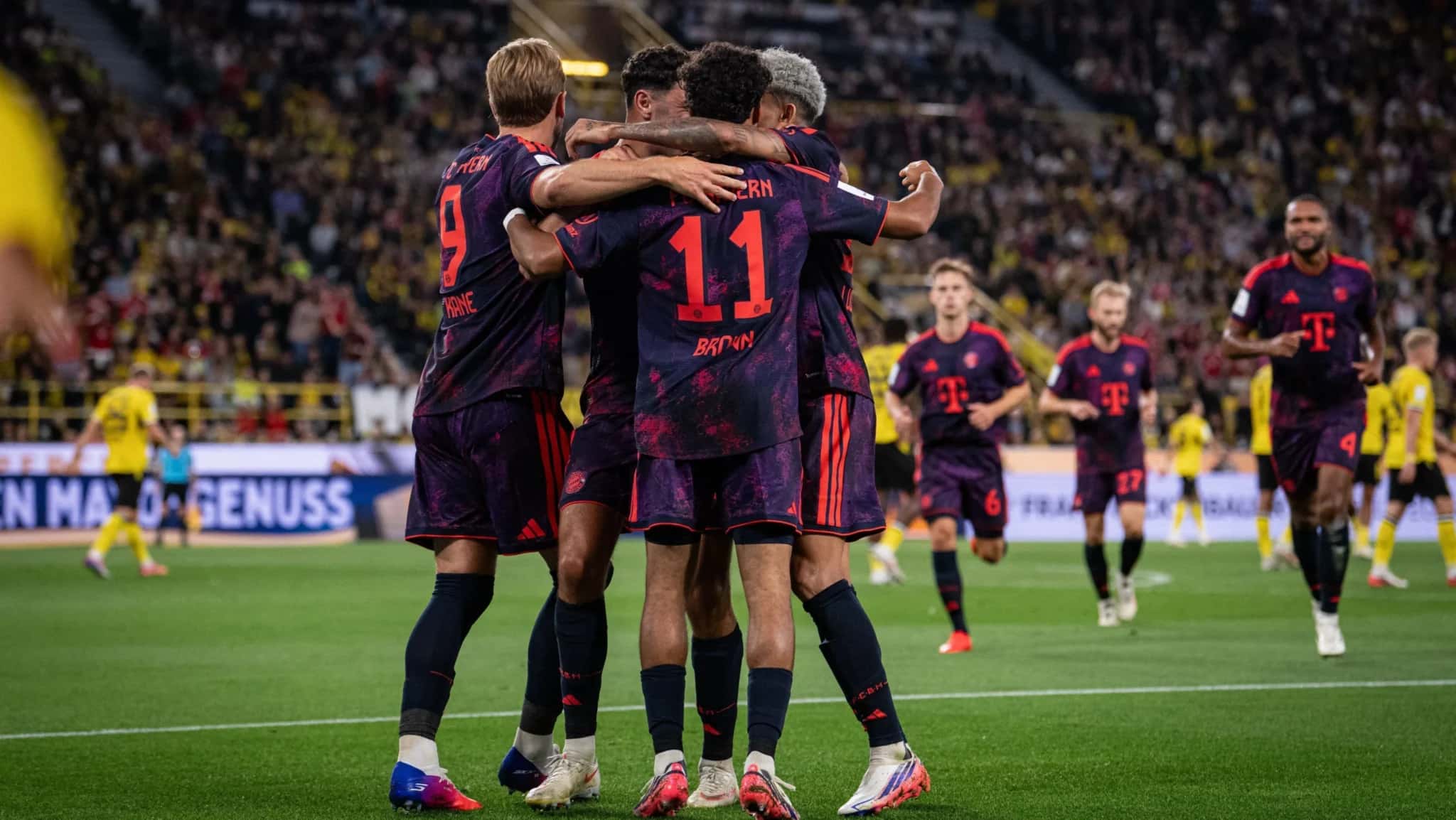 Jogadores do Bayern celebram gol sobre o Borussia Dortmund na Supercopa da Alemanha 2026