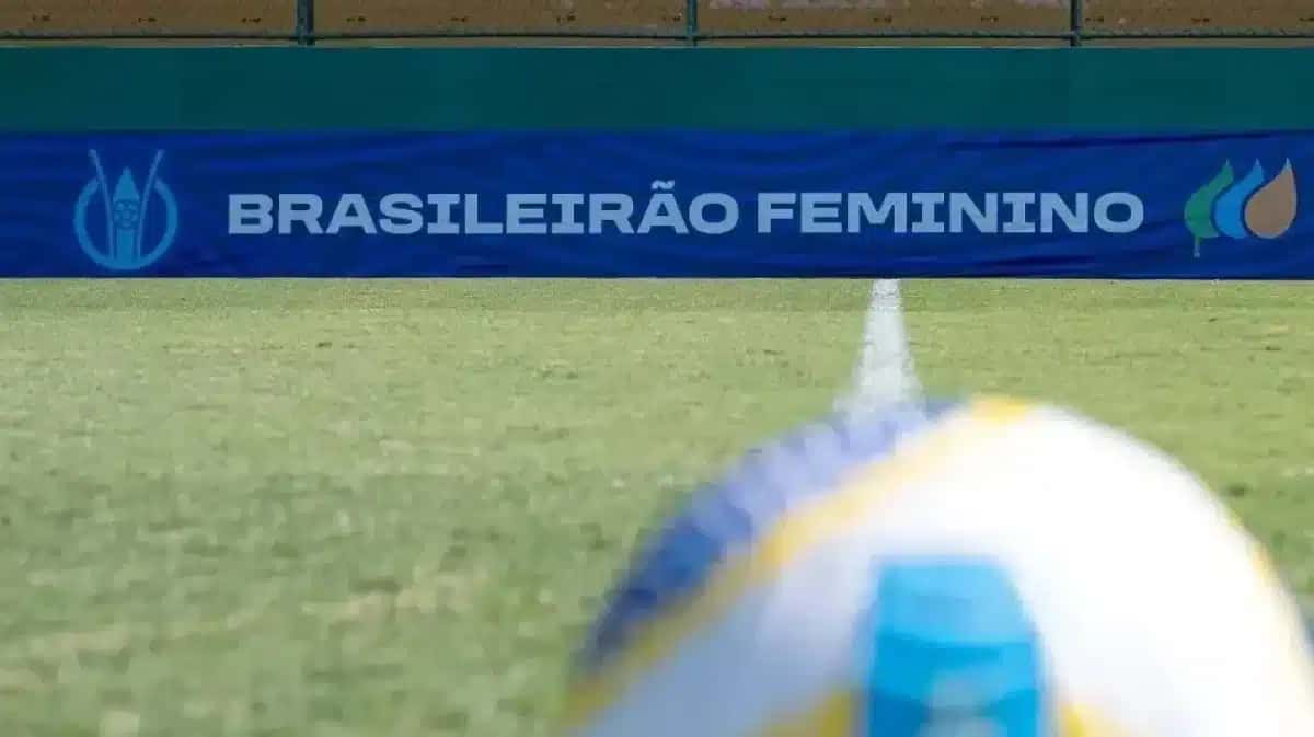 Bola e placa do Campeonato Brasileiro Feminino na Arena Gregorão, em Contagem, na Região Metropolitana de Belo Horizonte