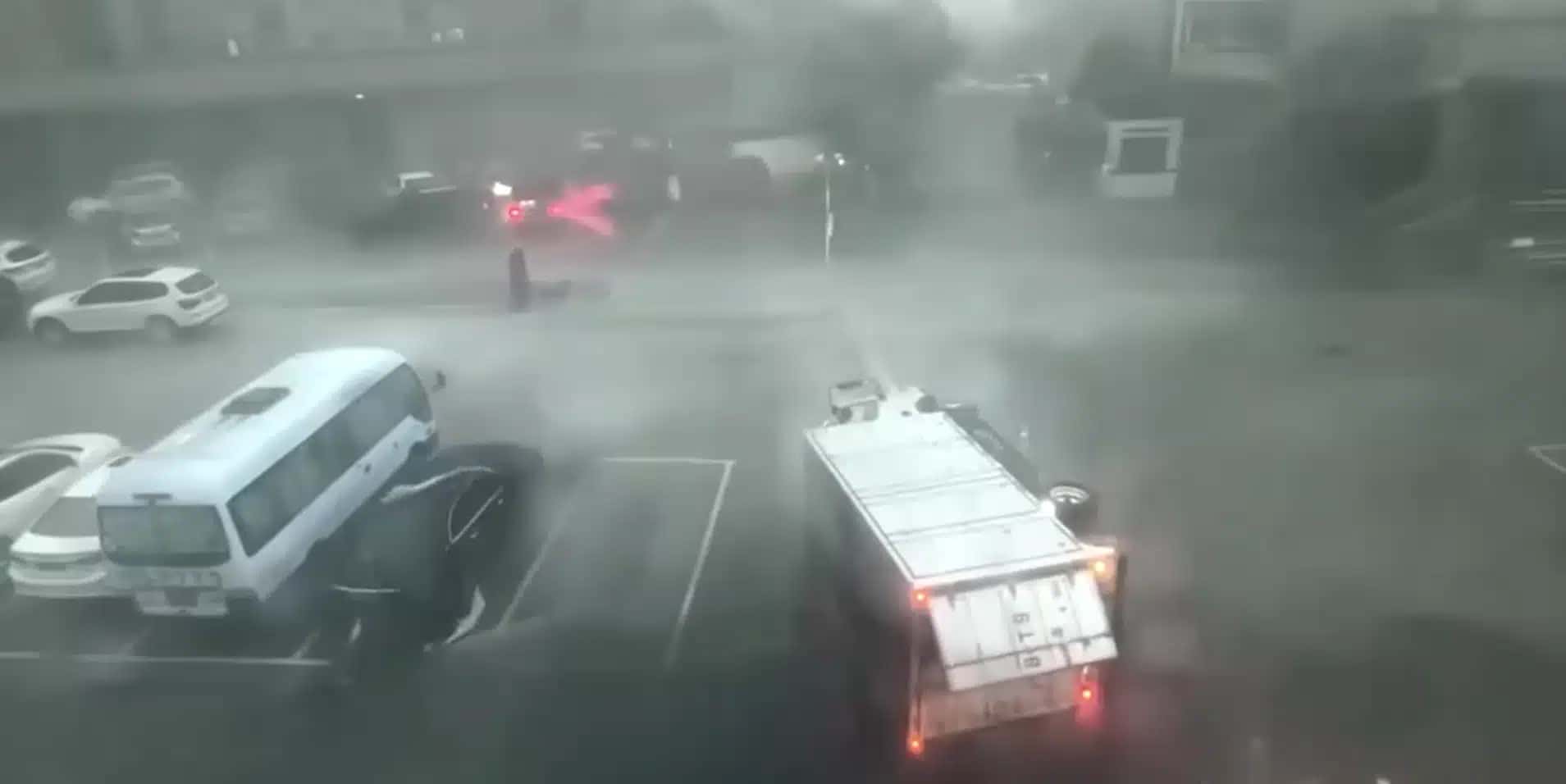 Um vídeo feito por uma testemunha registrou o momento em que ventos fortes viraram um caminhão em uma rua na província de Zhejiang, no leste da China