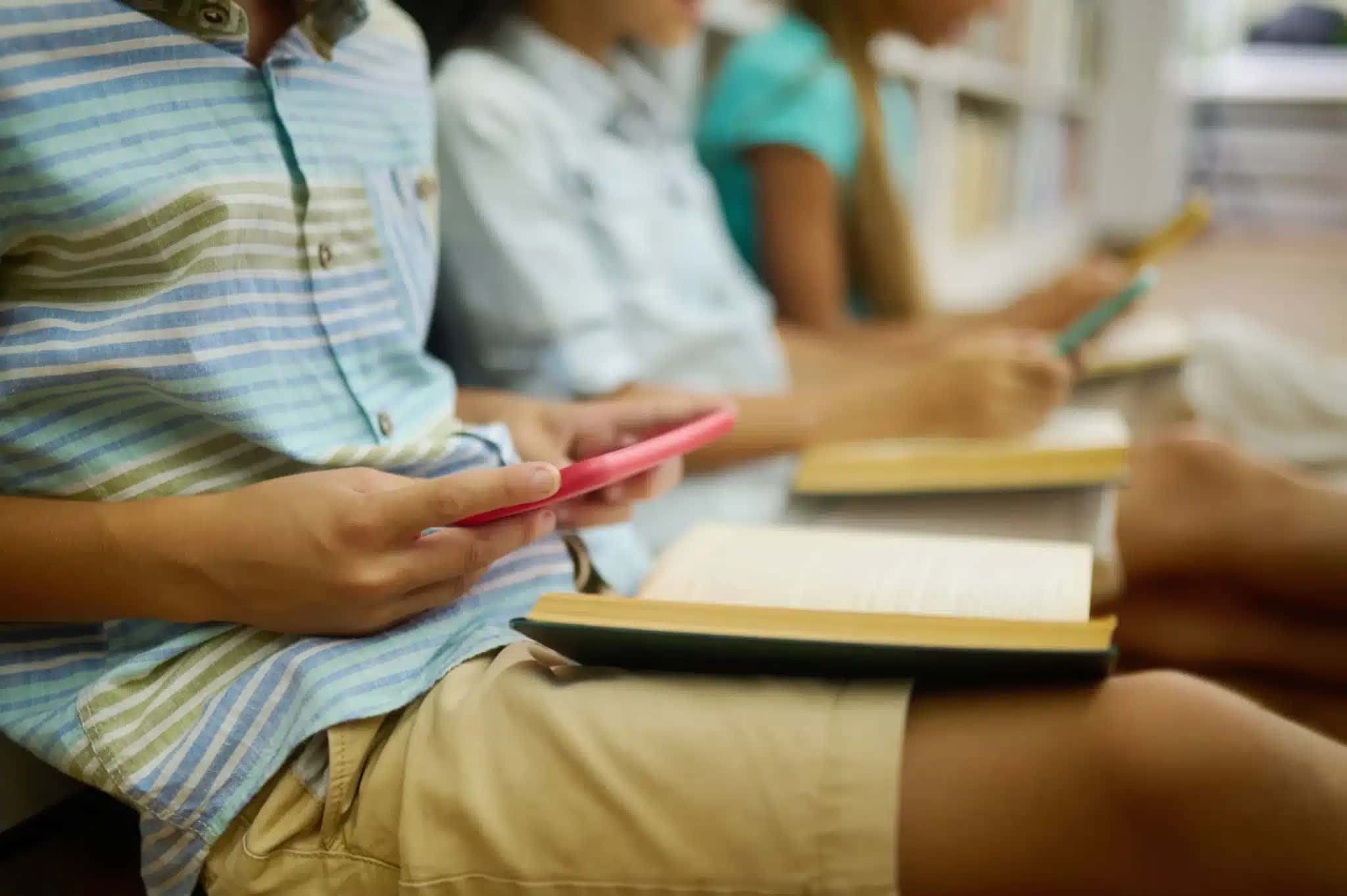 Em 2025, a Lei nº 15.100 passou a restringir o uso de celulares nas escolas públicas e privadas durante aulas, recreios e intervalos, excetuando-se situações pedagógicas justificadas