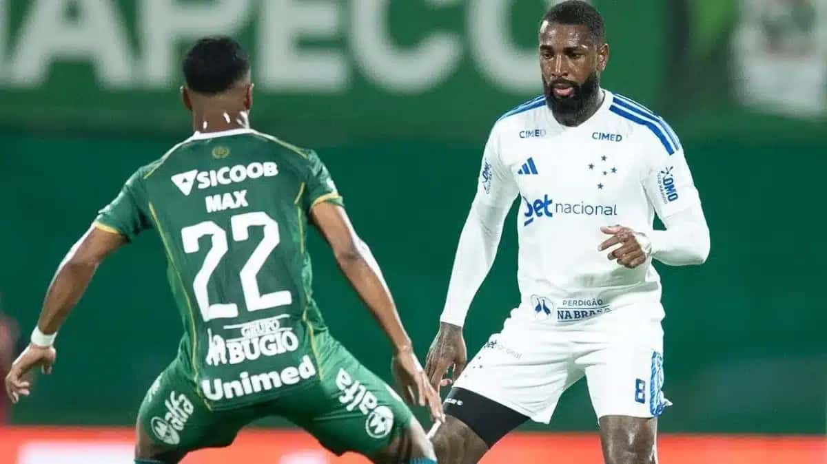 Gerson, do Cruzeiro, em lance com atleta da Chapecoense