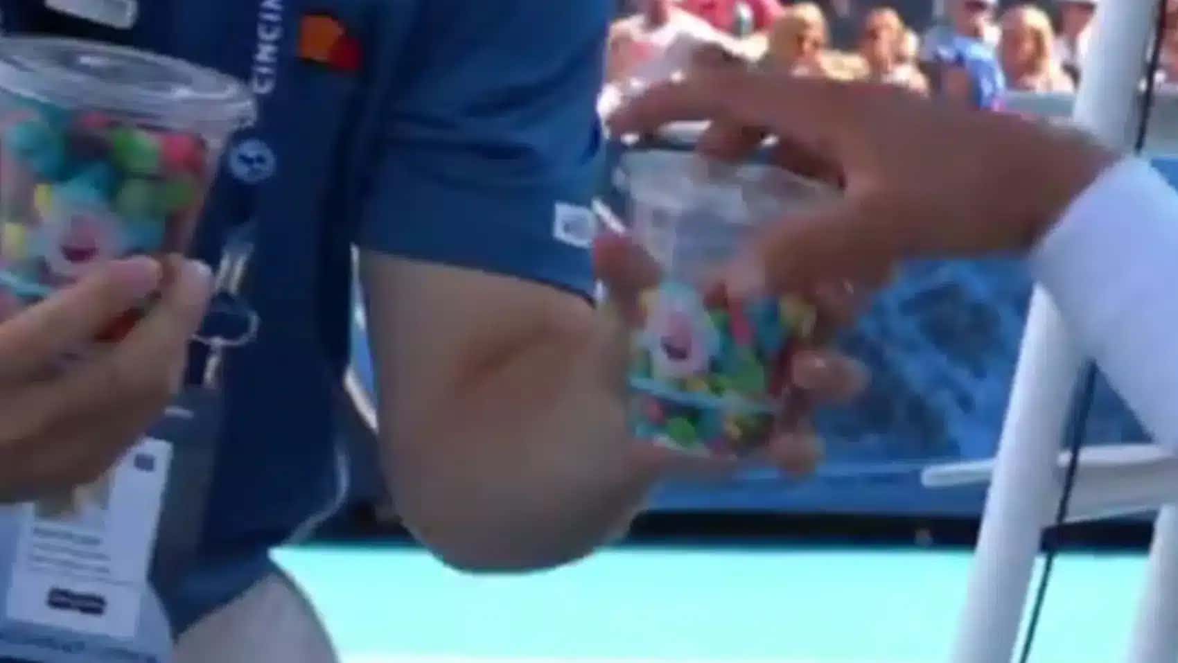 Copo de M&M’S que o tenista italiano Flavio Cobolli recebeu durante a partida contra o norte-americano Tommy Paul no Masters 1000 de Cincinnati