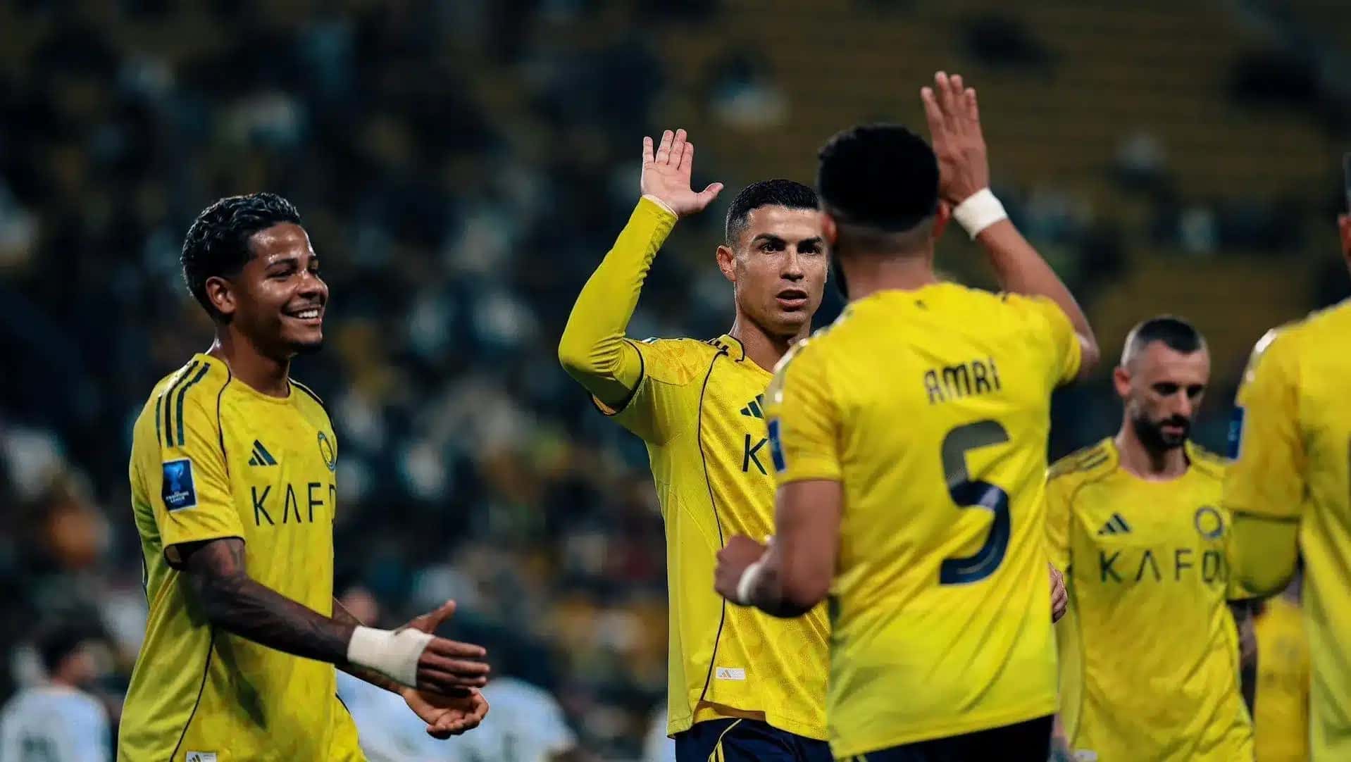 Wesley e Cristiano Ronaldo comemoram um dos gols do Al-Nassr sobre o Al-Zawraa pela Champions League 2 da Ásia