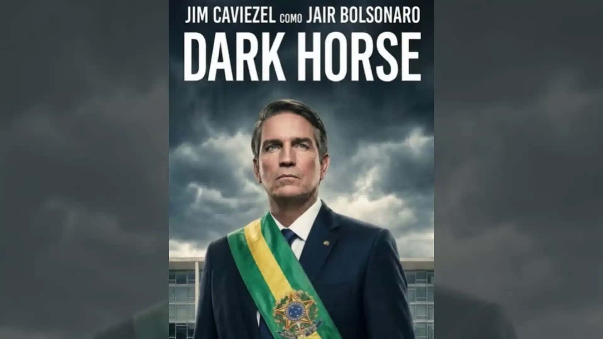 Na imagem, o cartaz de “Dark Horse”, filme que narra a vida de Jair Bolsonaro; o ator Jim Caviezel interpreta o ex-presidente | Reprodução/Instagram Jim Caviezel – 14.mai.2026