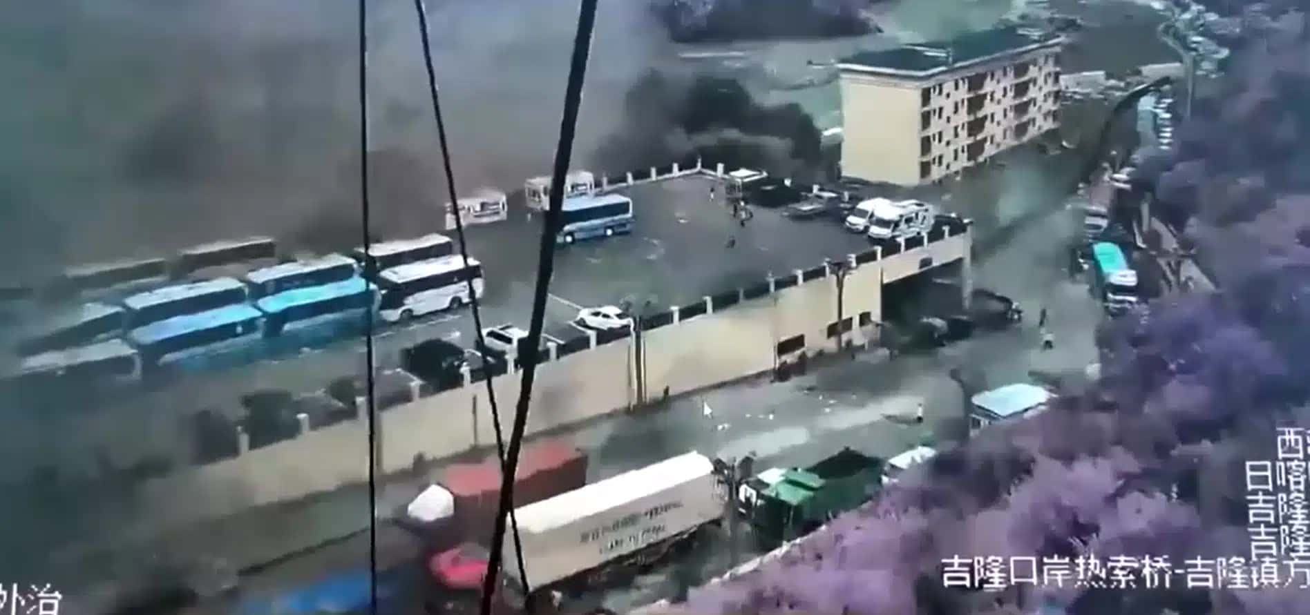 Imagens de vigilância mostram pessoas tentando fugir momentos antes de um deslizamento de terra devastador atingir Gyirong, no Tibete