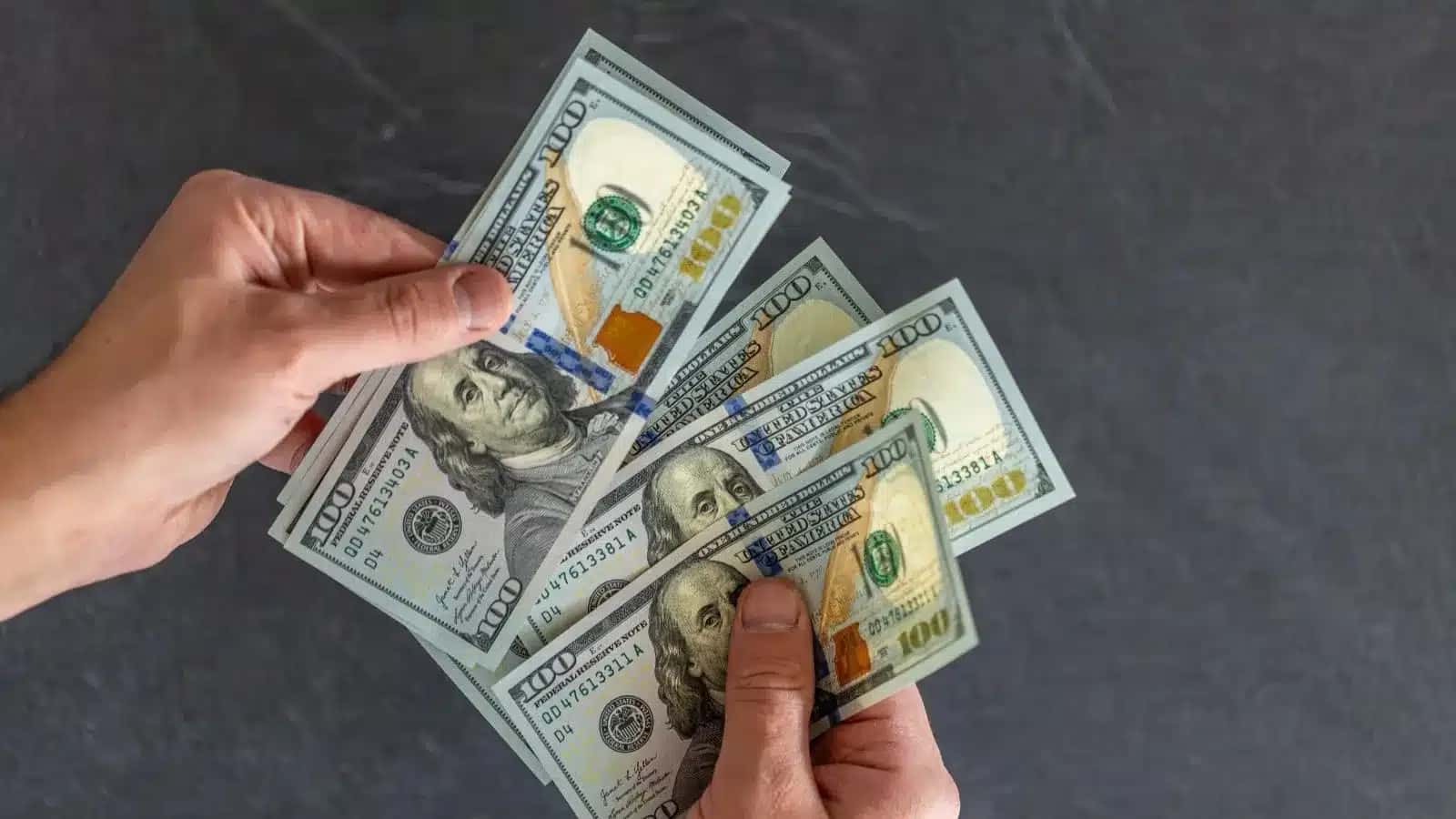 Cotação da moeda é determinada pela relação entre oferta e demanda no mercado de câmbio