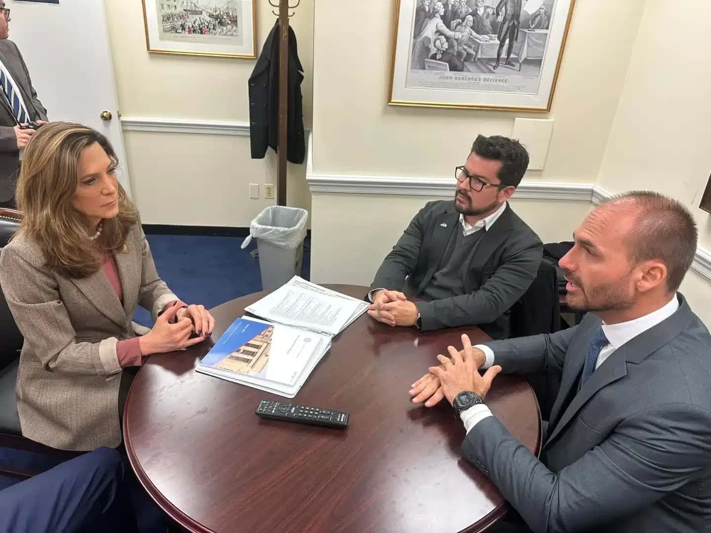 Na imagem, a deputada norte-americana Maria Salazar (à esq.), Paulo Figueiredo (centro) e Eduardo Bolsonaro (à dir.) | Reprodução/X @BolsonaroSP