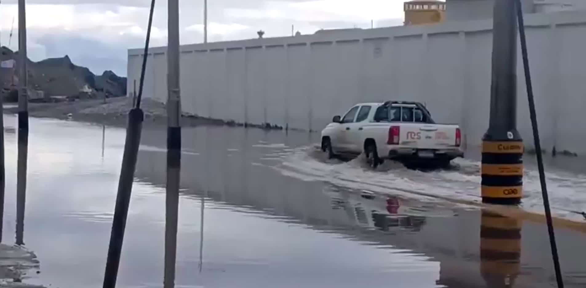 Veículo passa por estrada alagada após chuvas intensas no Chile