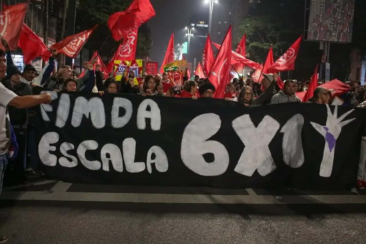 Sindicatos e movimentos populares participaram da manifestação em São Paulo (SP) nesta segunda (25)