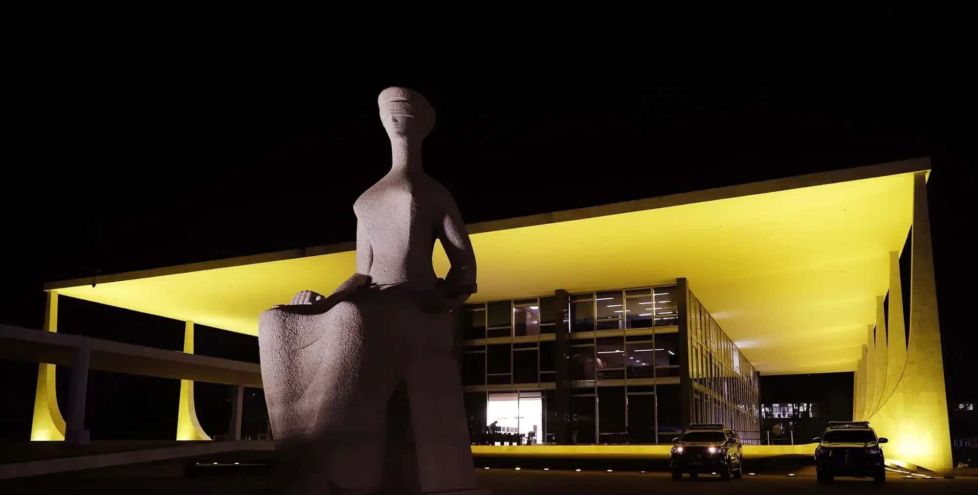A estátua “A Justiça”, localizada em frente à sede do Supremo Tribunal Federal