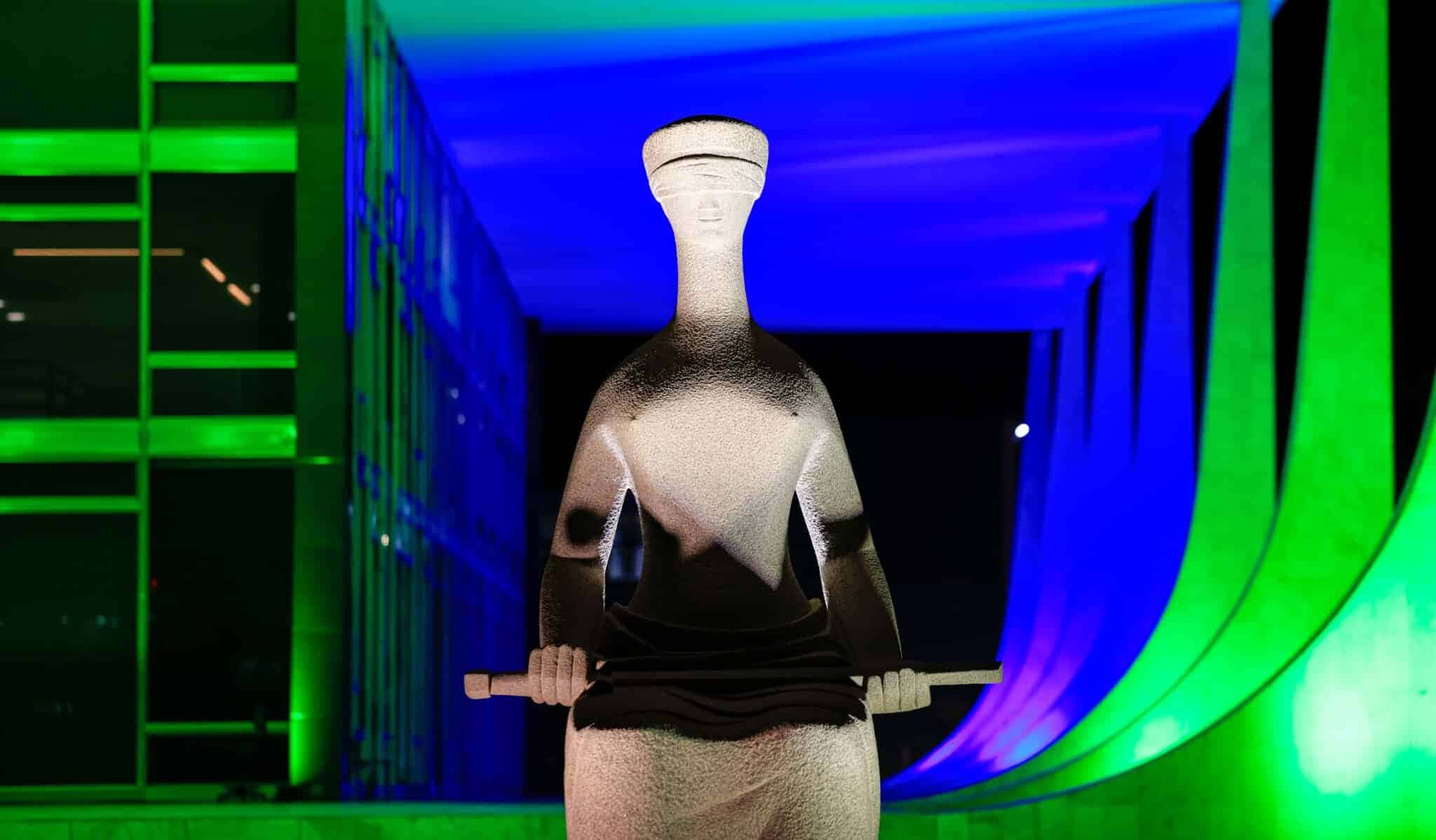A estátua “A Justiça”, localizada em frente ao edifício-sede do Supremo Tribunal Federal