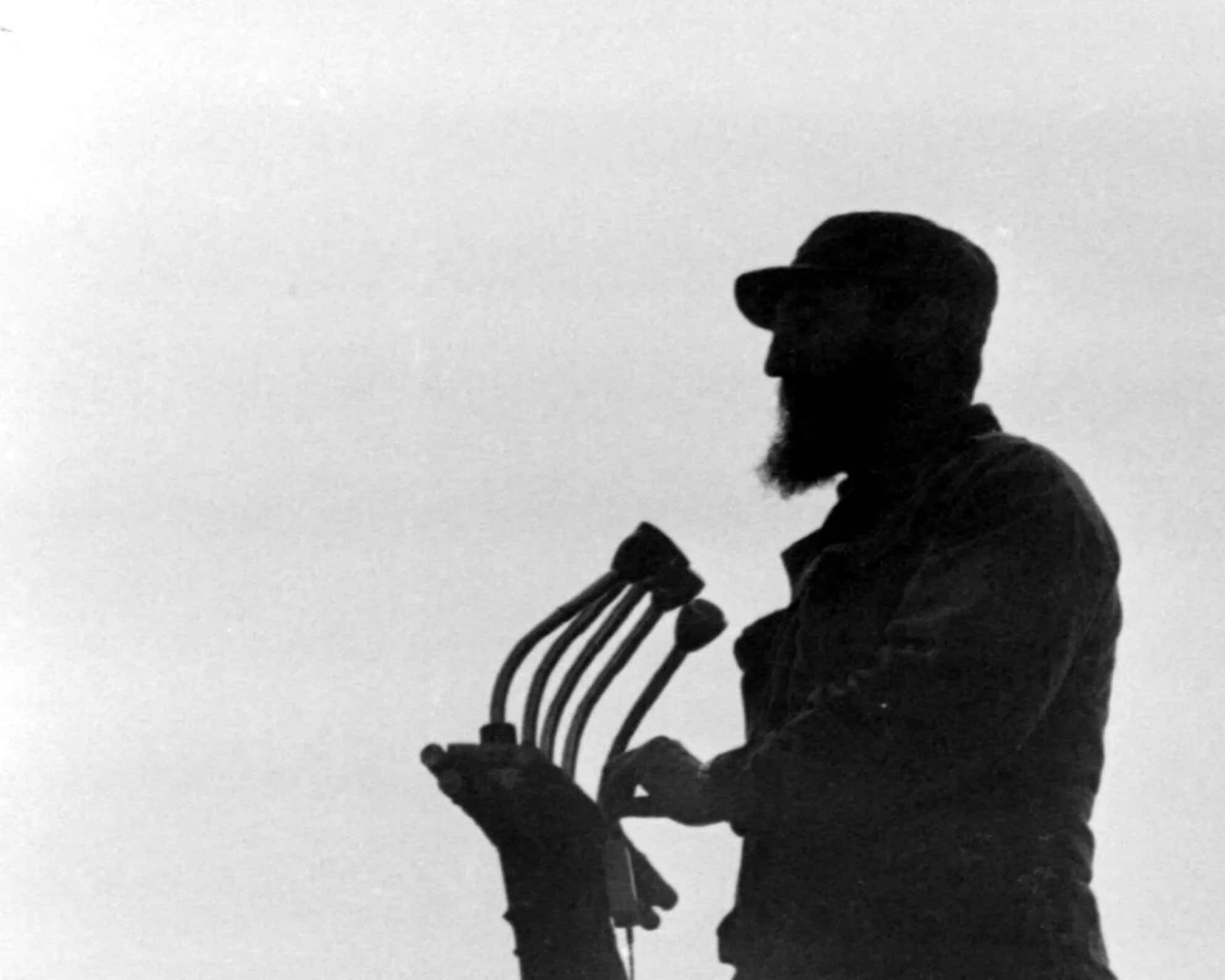 Silhouette de Fidel Castro pendant un discours. Cuba, vers 1960. GLA-007-25 (Photo by © Gilberto Ante / Roger-Viollet / Roger-Viollet via AFP)
