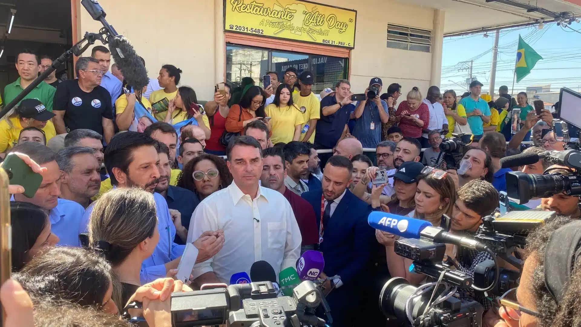 Em 1ª agenda na capital paulista, Flávio Bolsonaro criticou o bloqueio de operações de crédito da cidade; na foto, Flávio e Ricardo Nunes (MDB)