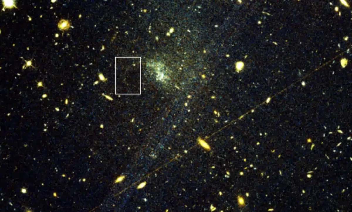 Esta imagem do Telescópio Espacial Hubble destaca um rastro tênue de estrelas conhecido como corrente estelar de um aglomerado globular
