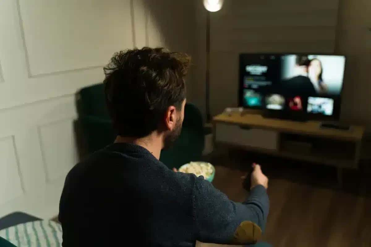 Assistir à televisão é normalmente considerada uma atividade passiva e sedentária, ao contrário de fazer um quebra-cabeça ou sentar-se no trabalho e interagir com os colegas