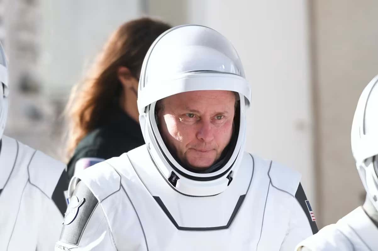O astronauta da NASA, Mike Fincke, sai do edifício de operações e verificação Neil A. Armstrong, no Centro Espacial Kennedy, na Flórida, antes do lançamento em 1º de agosto de 2025.