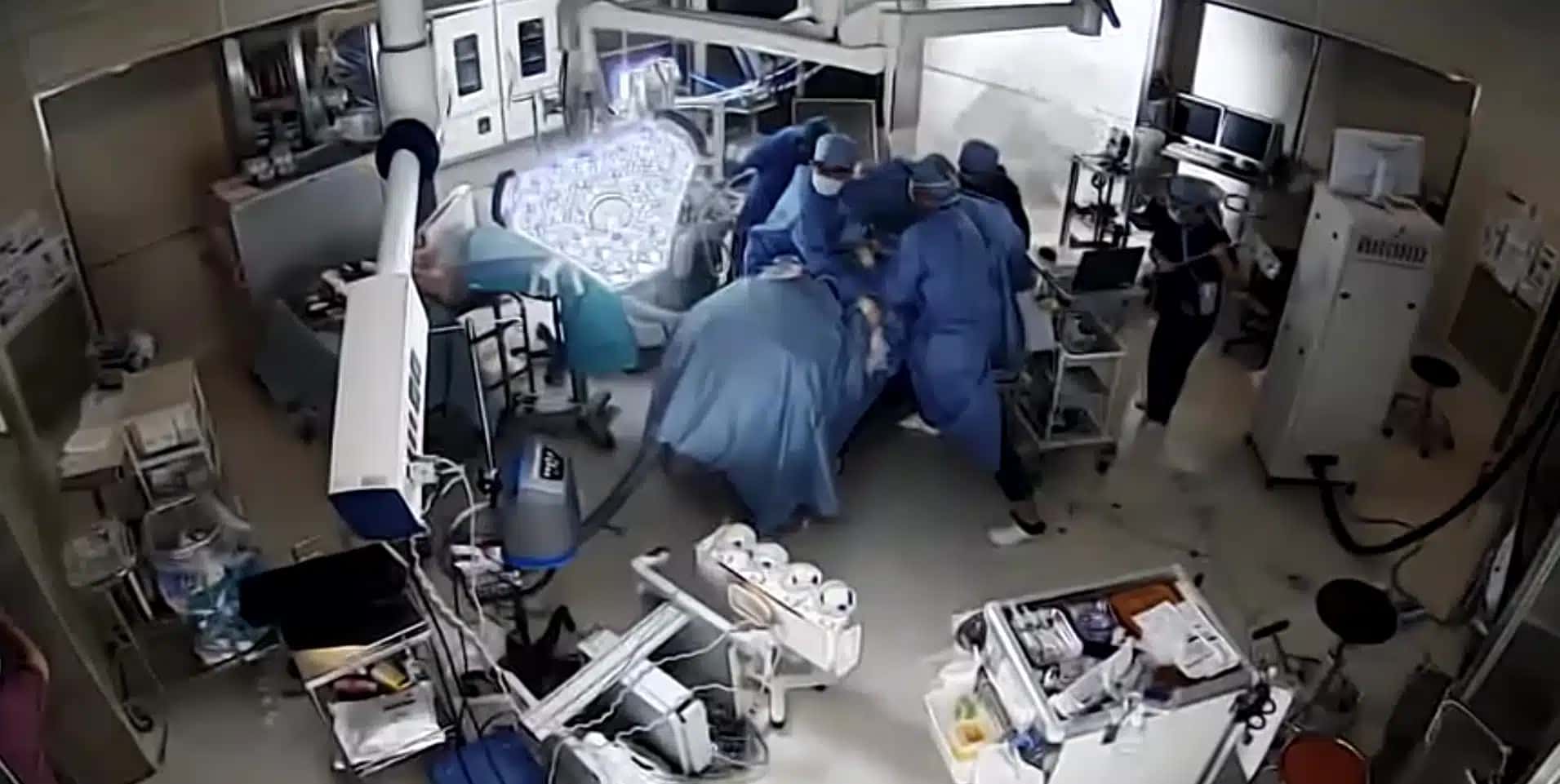 Cirurgiões agarram-se à mesa de operação enquanto terremoto de magnitude 7,1 sacode hospital japonês durante cirurgia