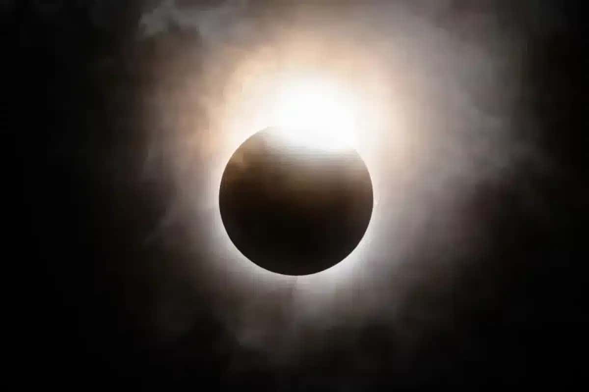 A Lua inicia sua descida abaixo do horizonte solar durante um eclipse solar total em abril de 2024 em Brady, Texas