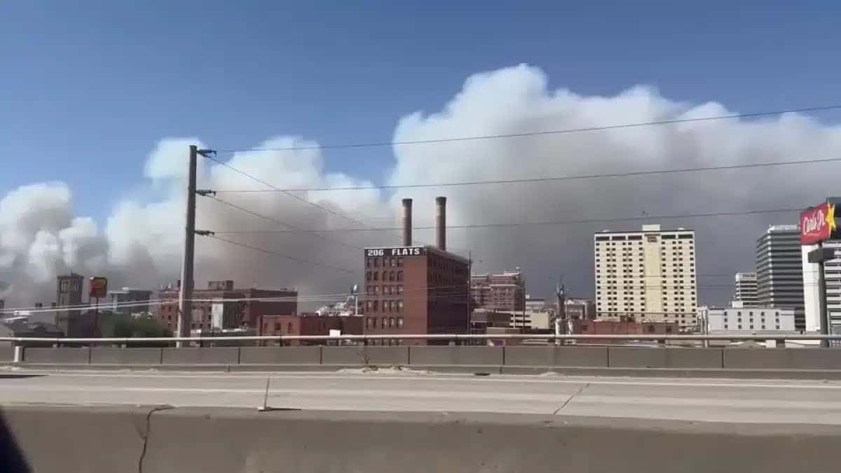 Imagens de testemunhas oculares mostram a fumaça tomando conta do céu em Spokane, Washington, após incêndios florestais devastarem mais de 100 mil hectares