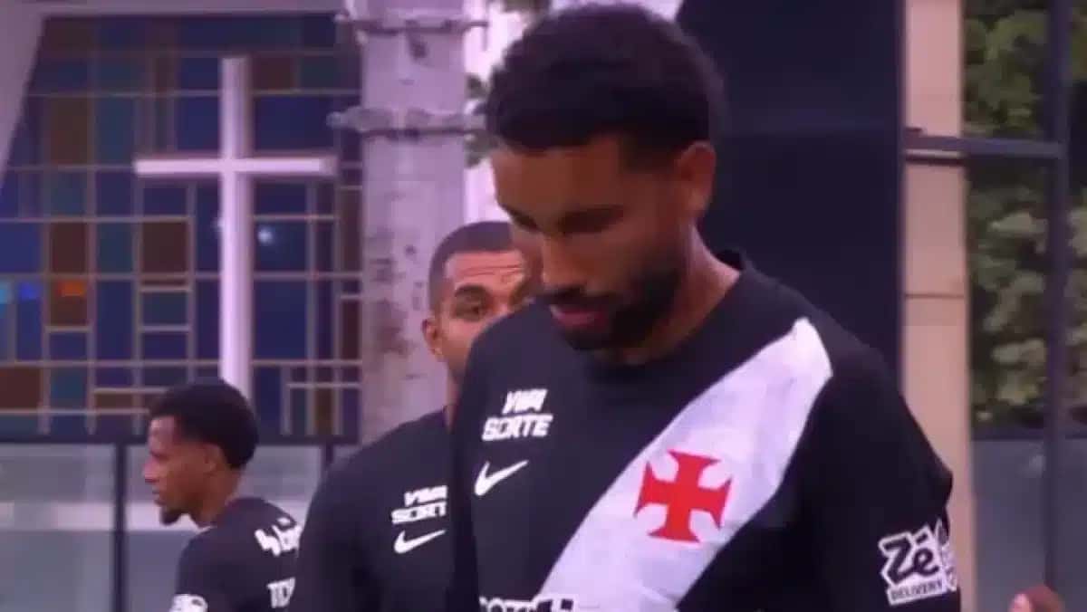 Jair deixa gramado com dores em partida contra o Santos
