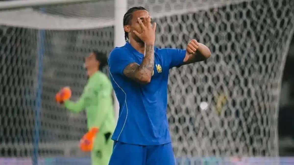 João Pedro celebra seu gol na vitória do Chelsea sobre o Milan