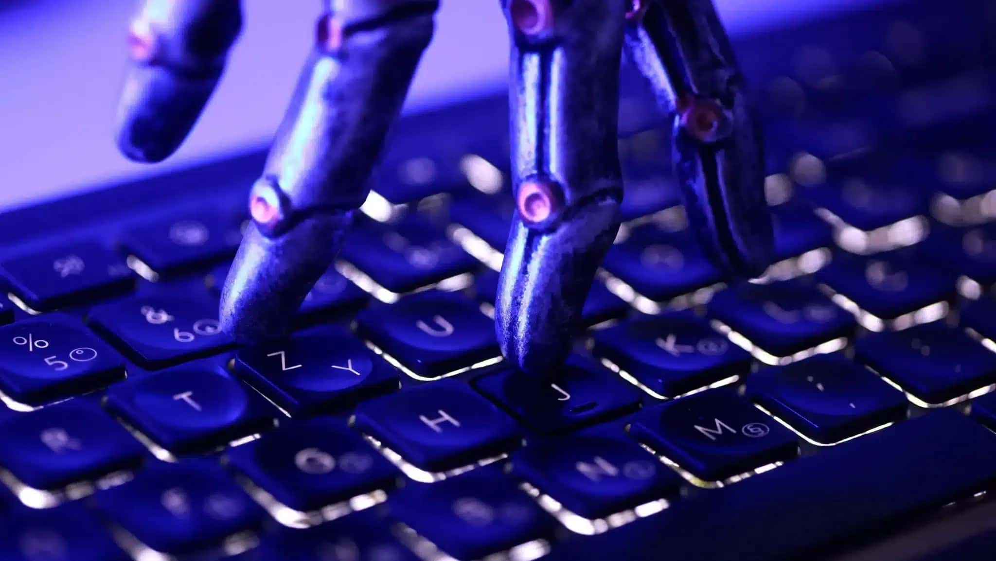 Ilustração com um teclado e uma mão robótica