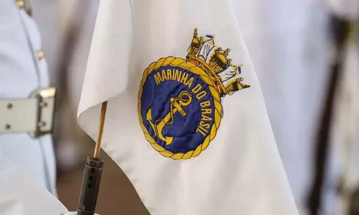 Bandeira com o distintivo da Marinha | Marcos Corrêa/PR