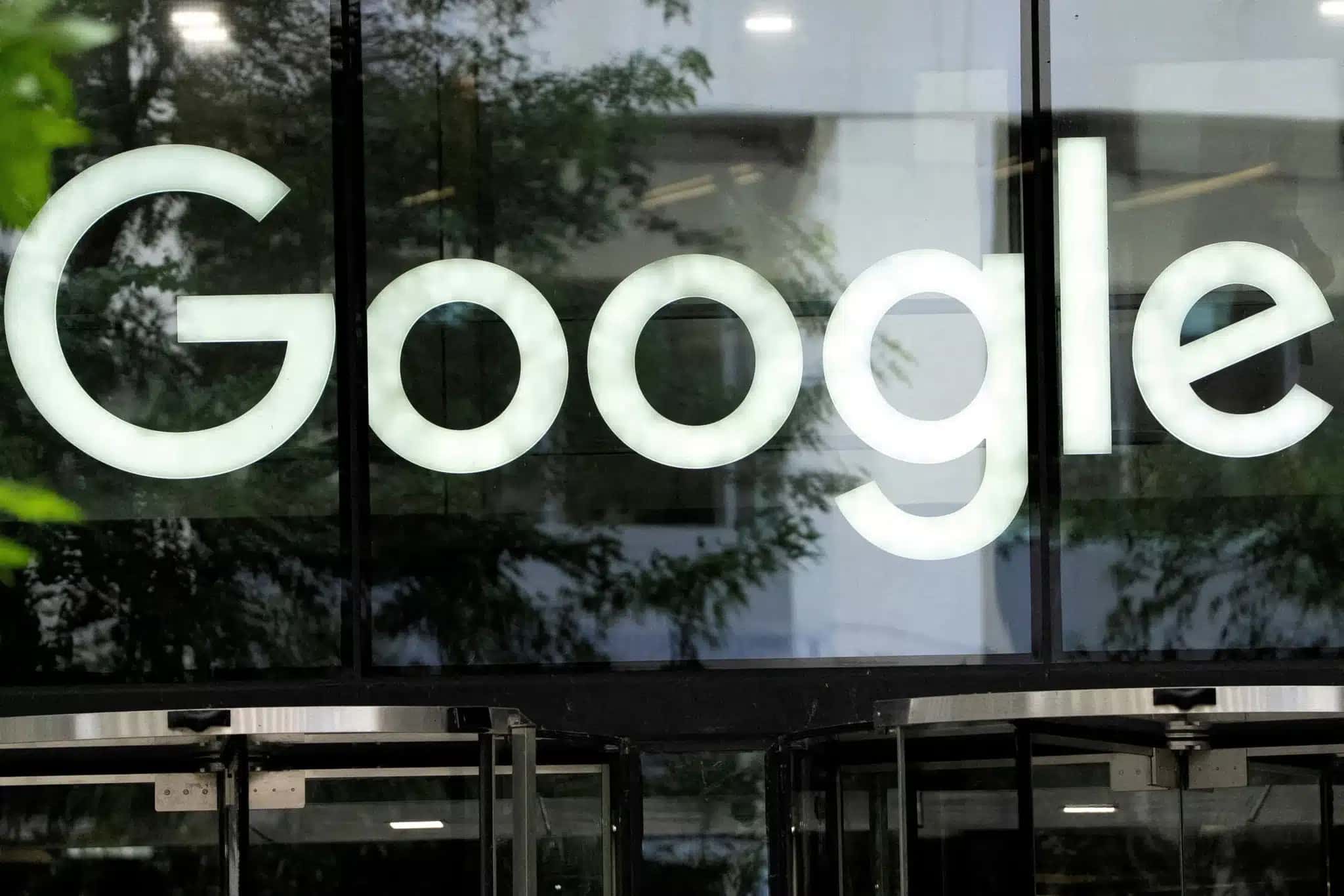 Logotipo do Google visto do lado de fora dos escritórios da empresa em Londres, na Grã-Bretanha, em 24 de junho de 2025