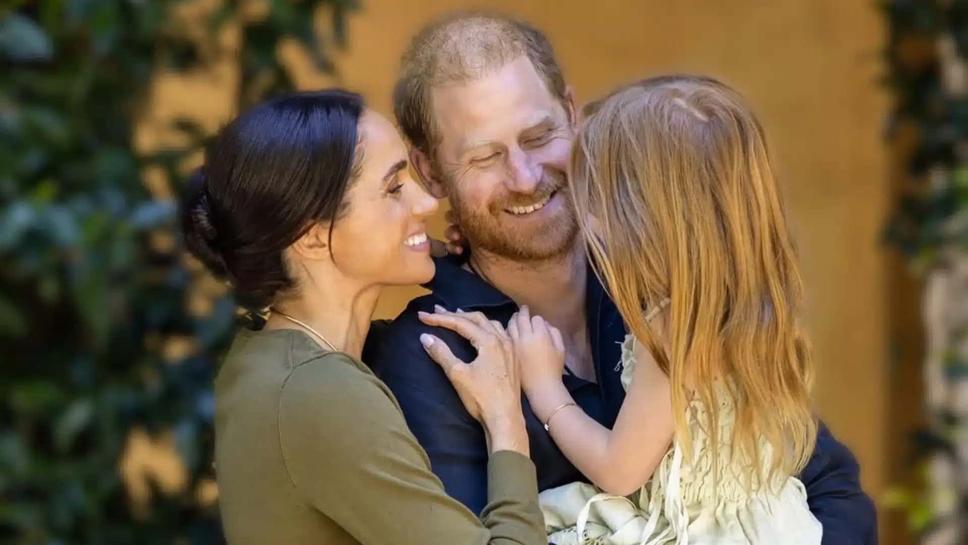 Lilibet (no colo de Harry) deve começar a estudar no Reino Unido em setembro, assim como o irmão, Archie; na imagem a duquesa Meghan (à esq), o príncipe Harry (centro) e filha do casal | Reprodução/Instagram @meghan – 4.jun.2026