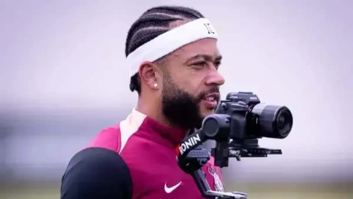 Memphis Depay aguarda para assinar a renovação de contrato