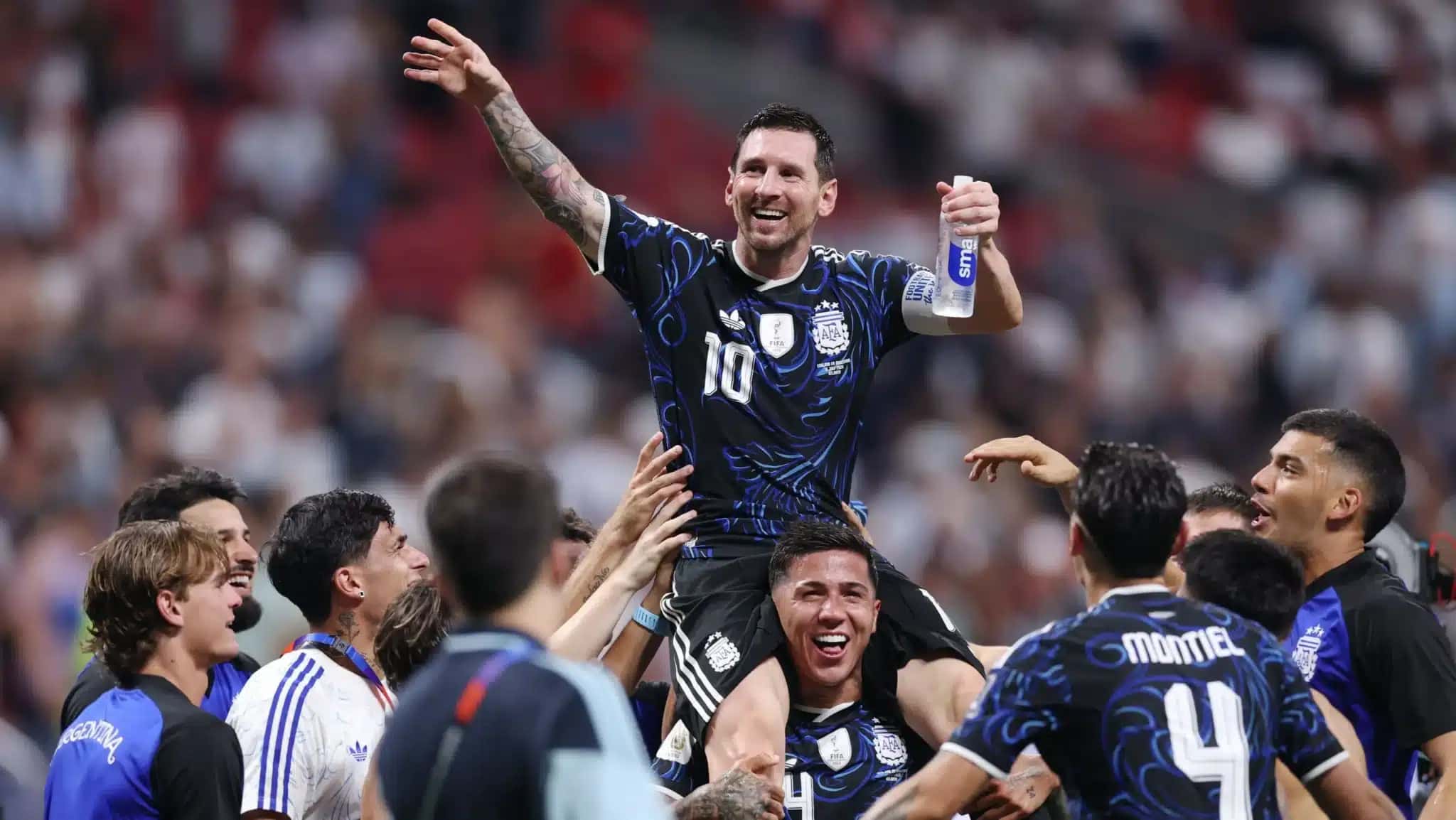 Lionel Messi celebrando a classificação da Argentina à final da Copa do Mundo com seus companheiros