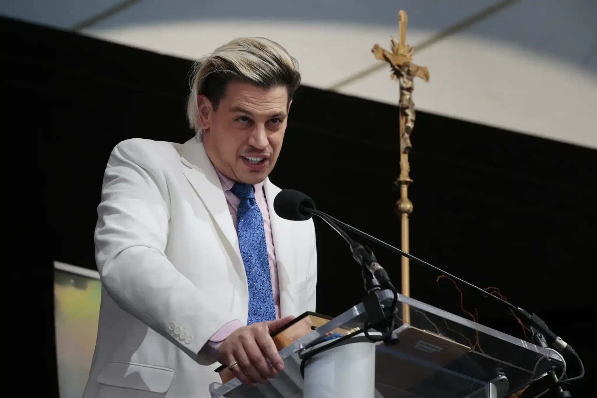 Milo Yiannopoulos, detido pelo ICE, foi apoiador de Trump e estagiário de deputada republicana