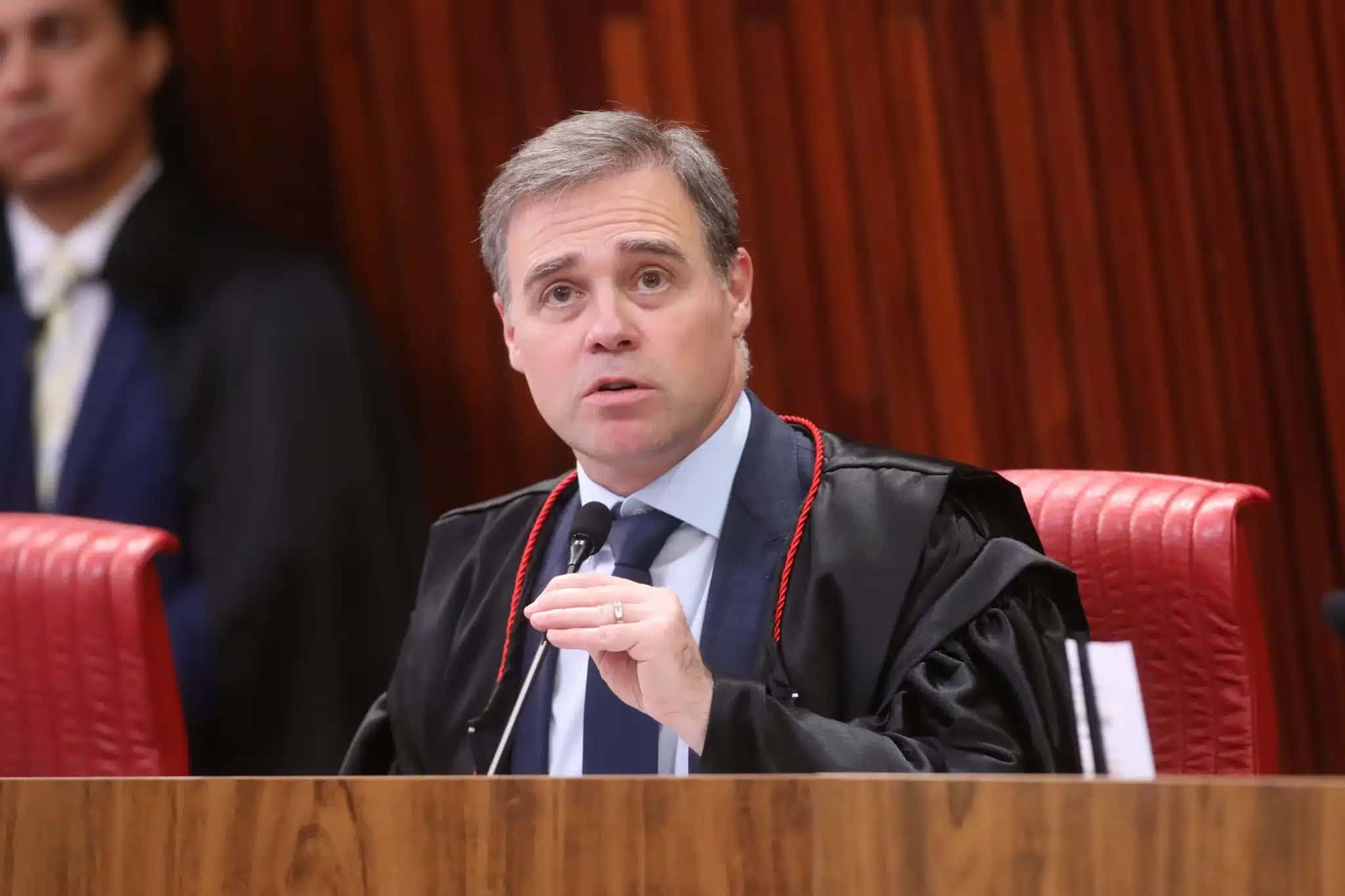 O ministro André Mendonça, em sessão plenária do TSE